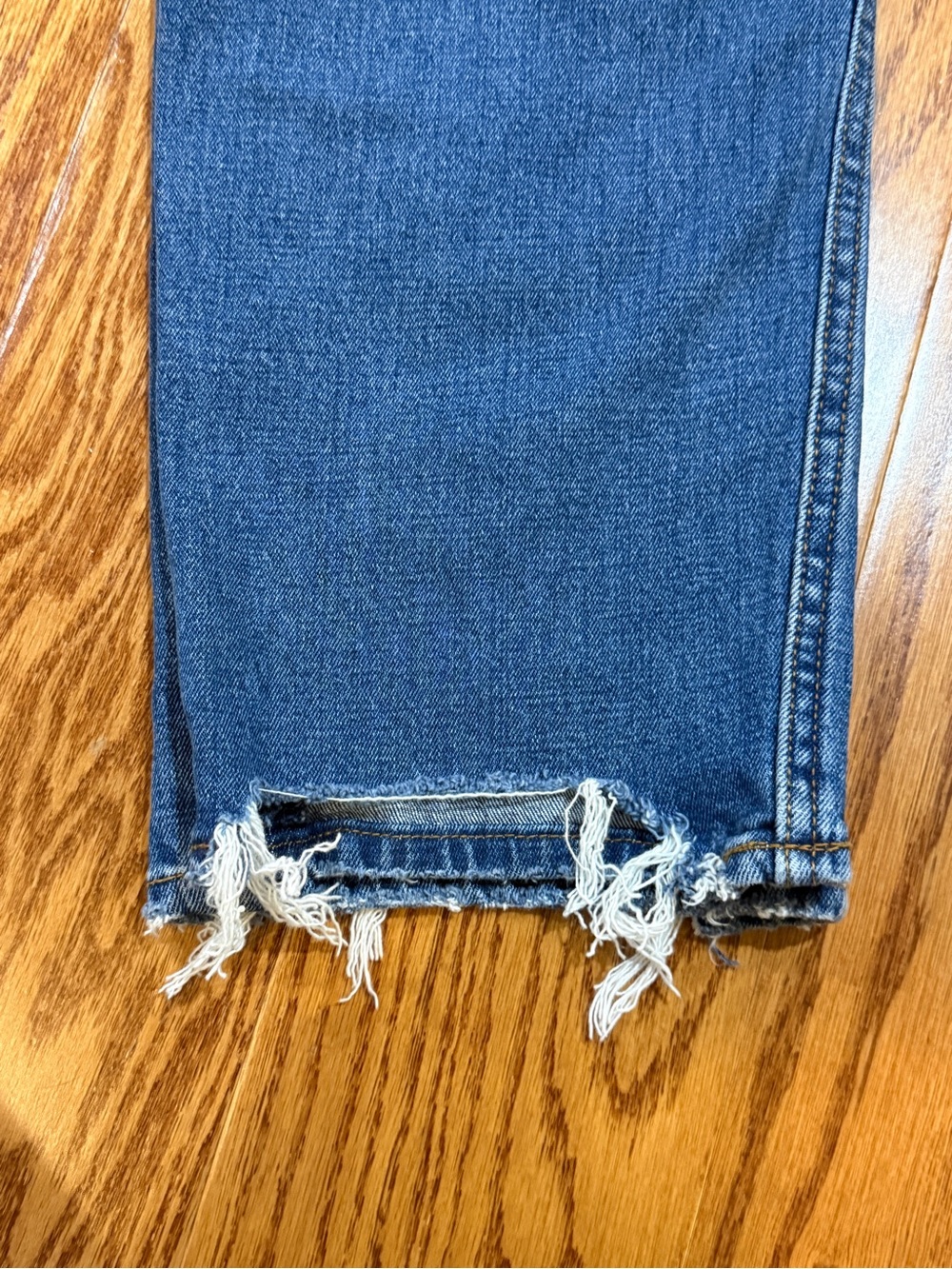 Abercrombie & Fitch Women's Ankle Cropped Jeans - distressed,broken in and soft - Picture 15 of 15